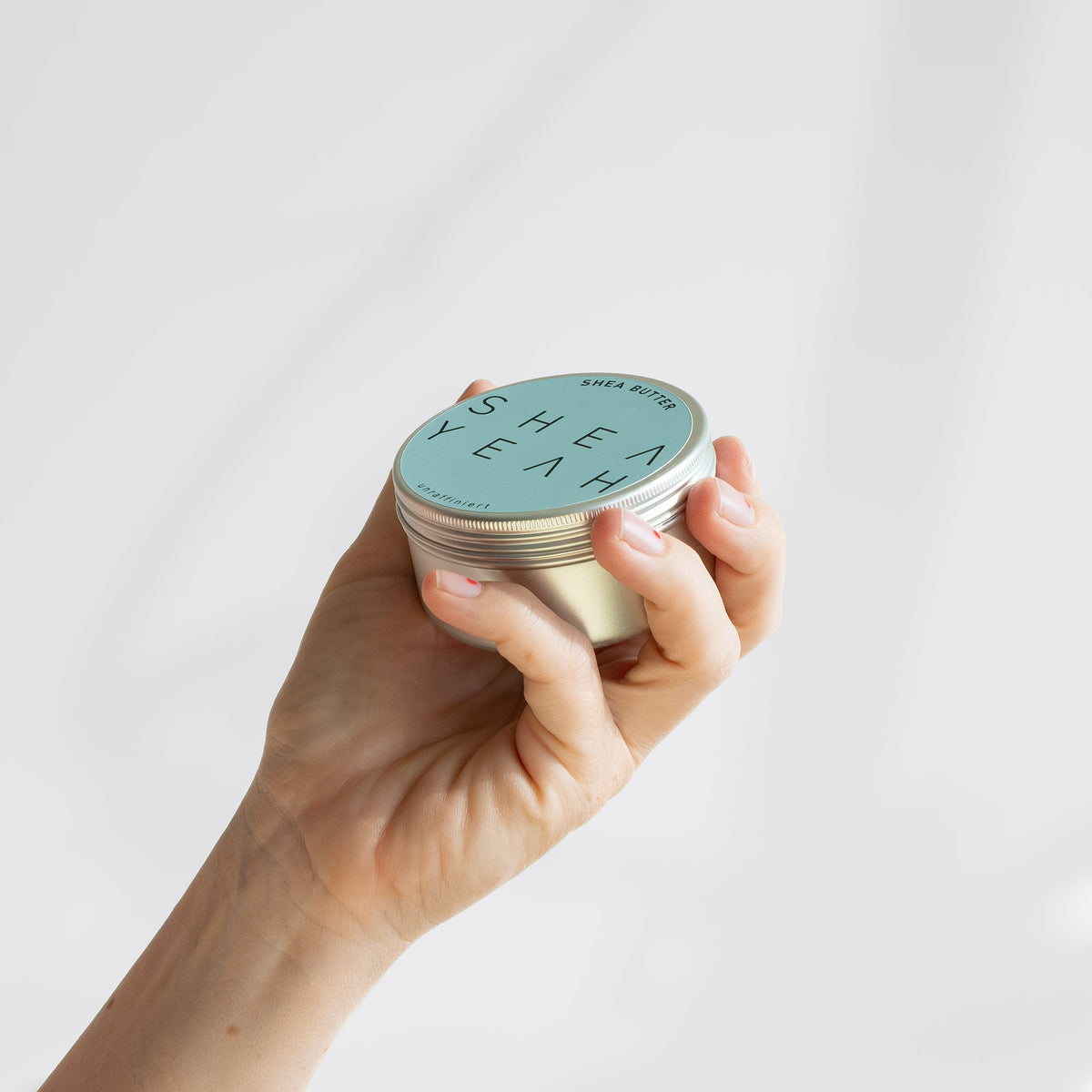 Shea Yeah Pure Sheabutter, unraffiniert aus Ghana in der Hand gehalten.