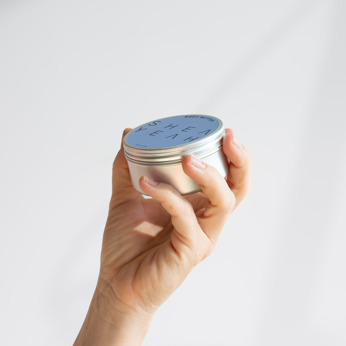 Shea Yeah Body Butter mit Minzduft in der Hand gehalten.