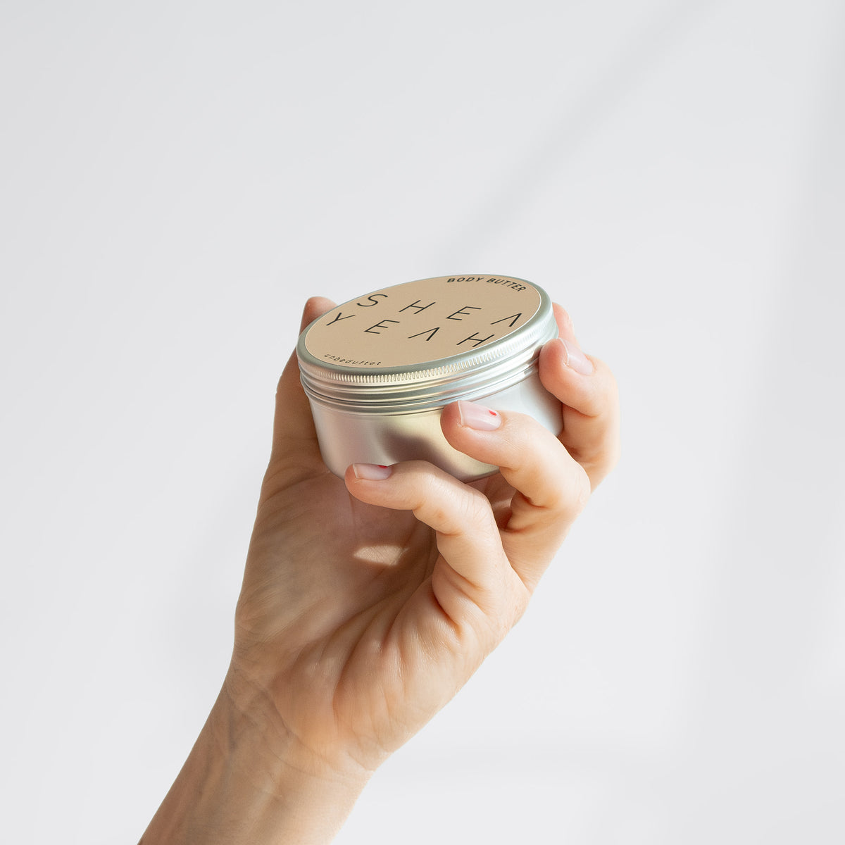Shea Yeah Body Butter unbeduftet in der Hand gehalten.