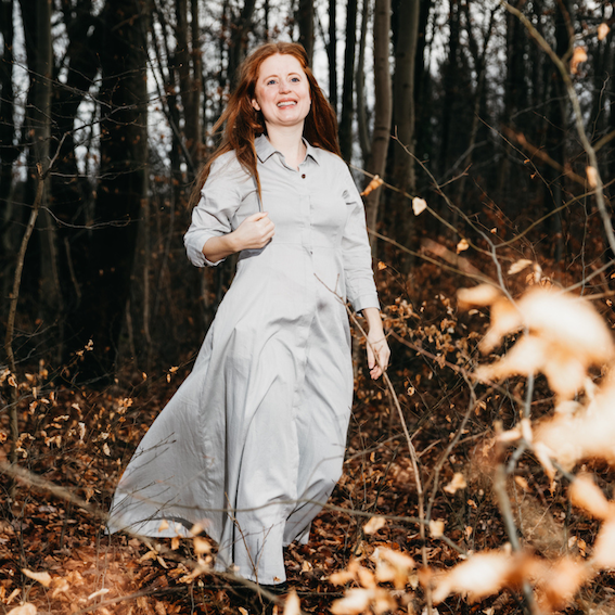 SHEA YEAH Naturkosmetik Gründerin Sandra Fischer im Wald
