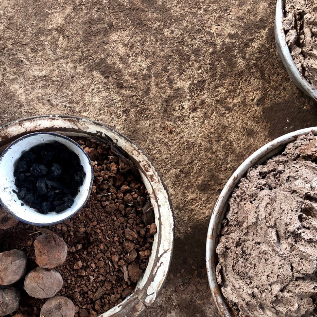 Töpfe während der Sheabutterherstellung in Ghana