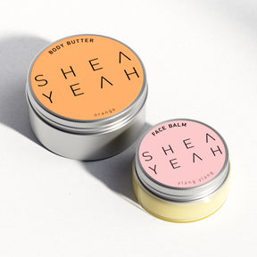 Shea Yeah Daily Glow Gift Set mit Body Butter Orange und Face Balm Ylang Ylang, aus der Nähe, Naturkosmetik mit Sheabutter.