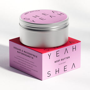 Shea Yeah Body Butter mit Lavendelduft, Dose auf der Schachtel, Naturkosmetik mit Sheabutter.
