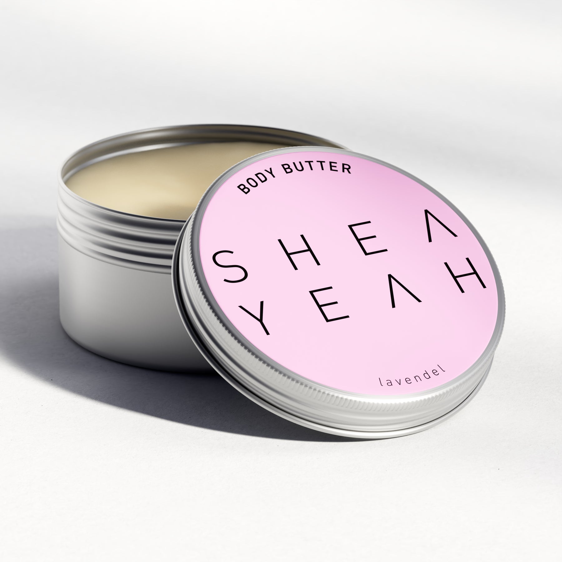 Shea Yeah Body Butter mit Lavendelduft in der offenen Dose, Naturkosmetik mit Sheabutter.