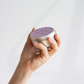 Shea Yeah Body Butter mit Lavendelduft in der Hand gehalten.