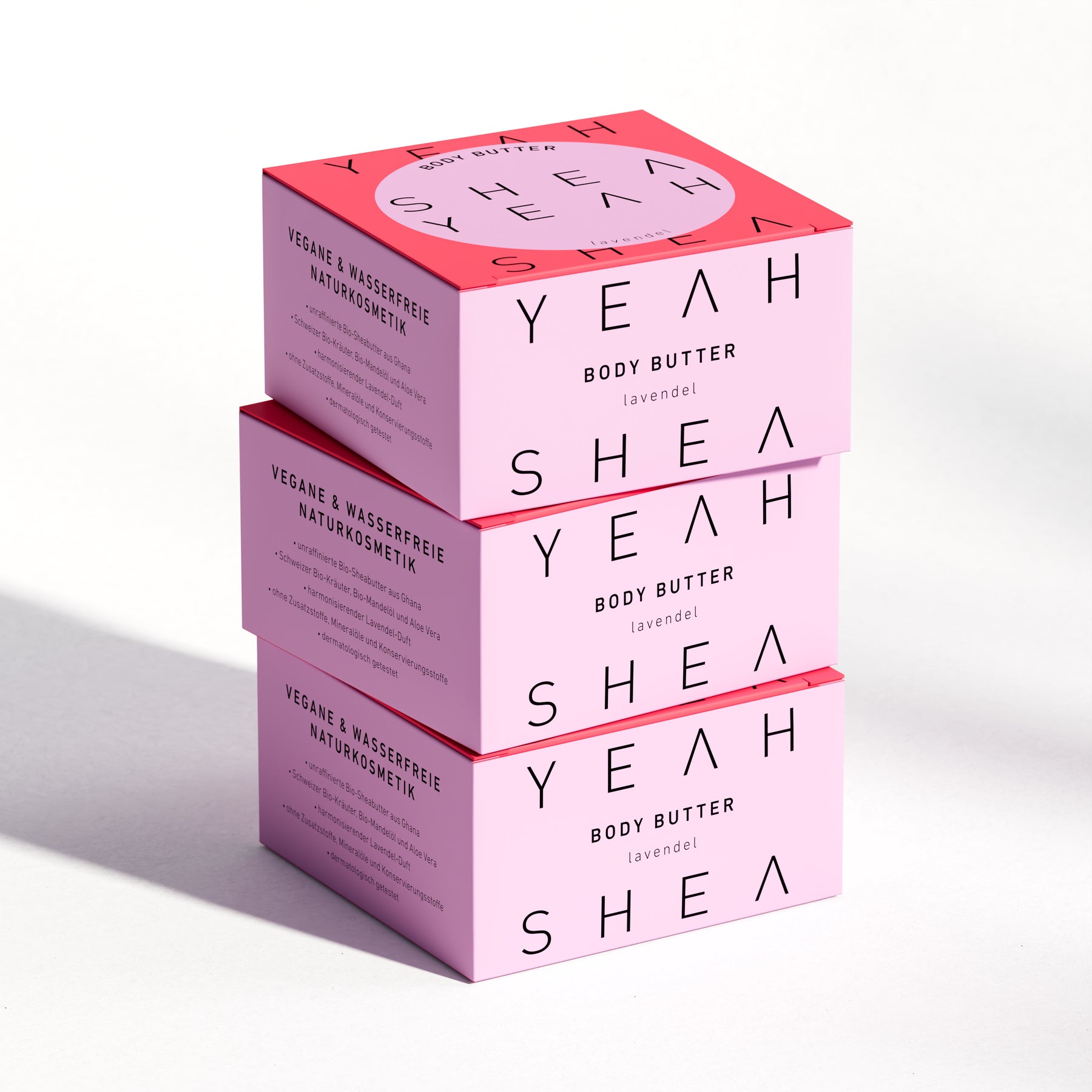 Shea Yeah Body Butter mit Lavendelduft, drei Schachteln gestapelt, Naturkosmetik mit Sheabutter.