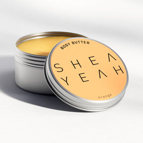 Shea Yeah Body Butter mit Orangenduft in der offenen Dose, Naturkosmetik mit Sheabutter.