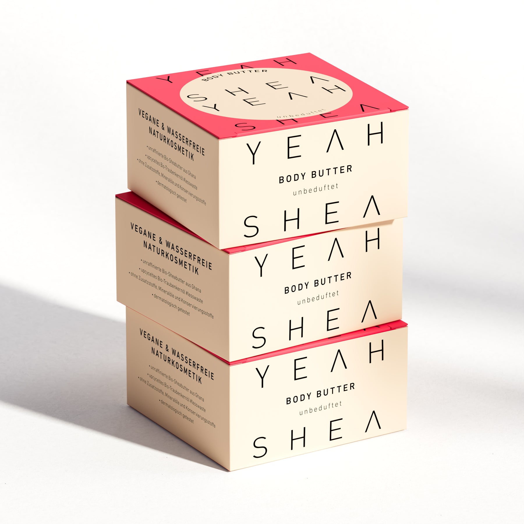 Shea Yeah Body Butter unbeduftet, drei Schachteln gestapelt, Naturkosmetik mit Sheabutter.