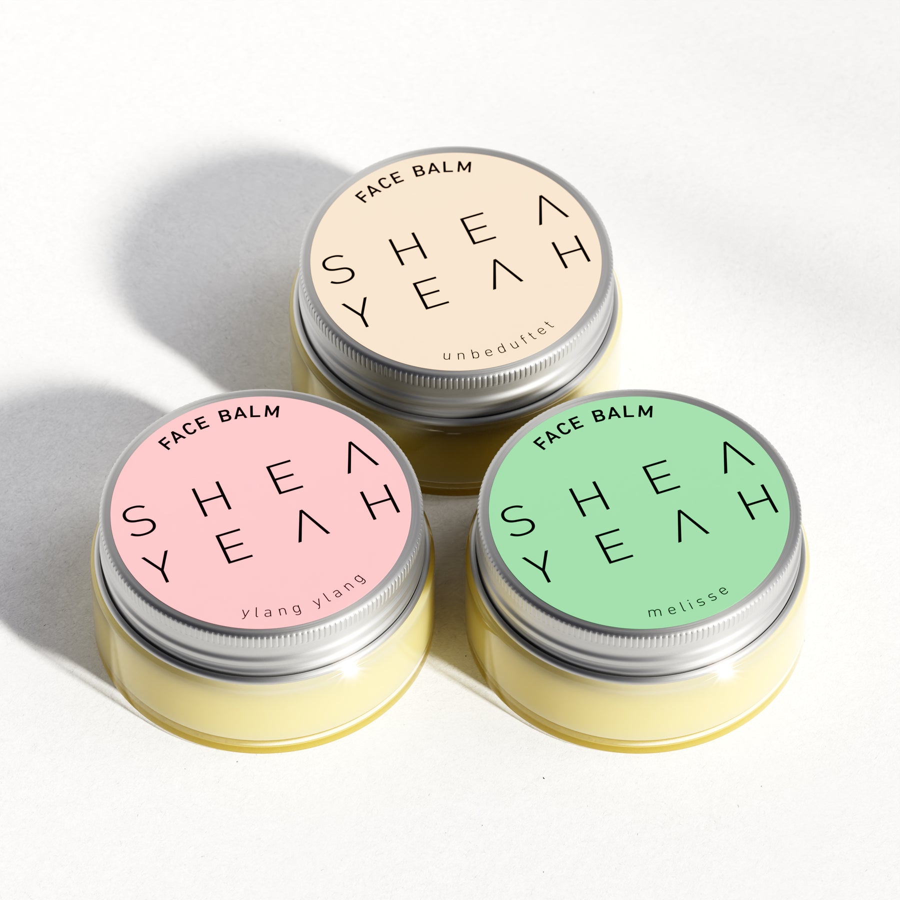 Die drei Shea Yeah Face Balm unbeduftet, Ylang Ylang und Melisse, die Gläser nebeneinander, aus der Nähe, Naturkosmetik mit Sheabutter.