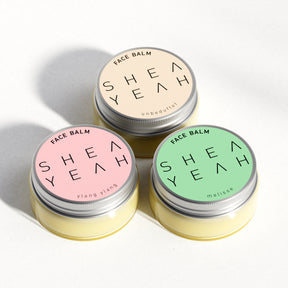 Die drei Shea Yeah Face Balm unbeduftet, Ylang Ylang und Melisse, die Gläser nebeneinander, aus der Nähe, Naturkosmetik mit Sheabutter.