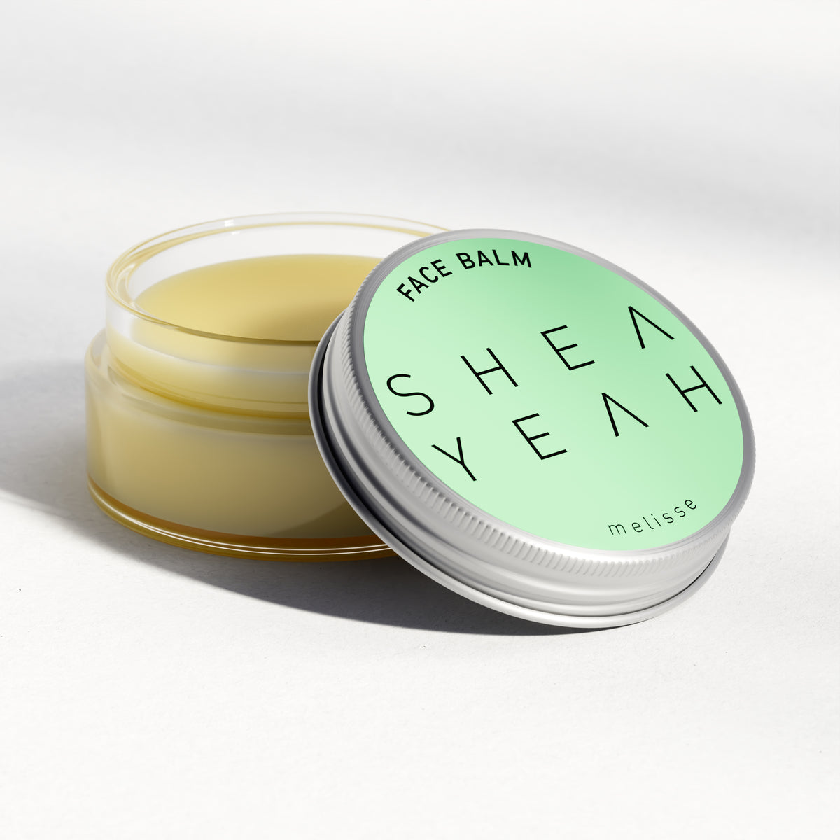 Shea Yeah Face Balm mit Melissenduft im offenen Glas, Naturkosmetik mit Sheabutter.