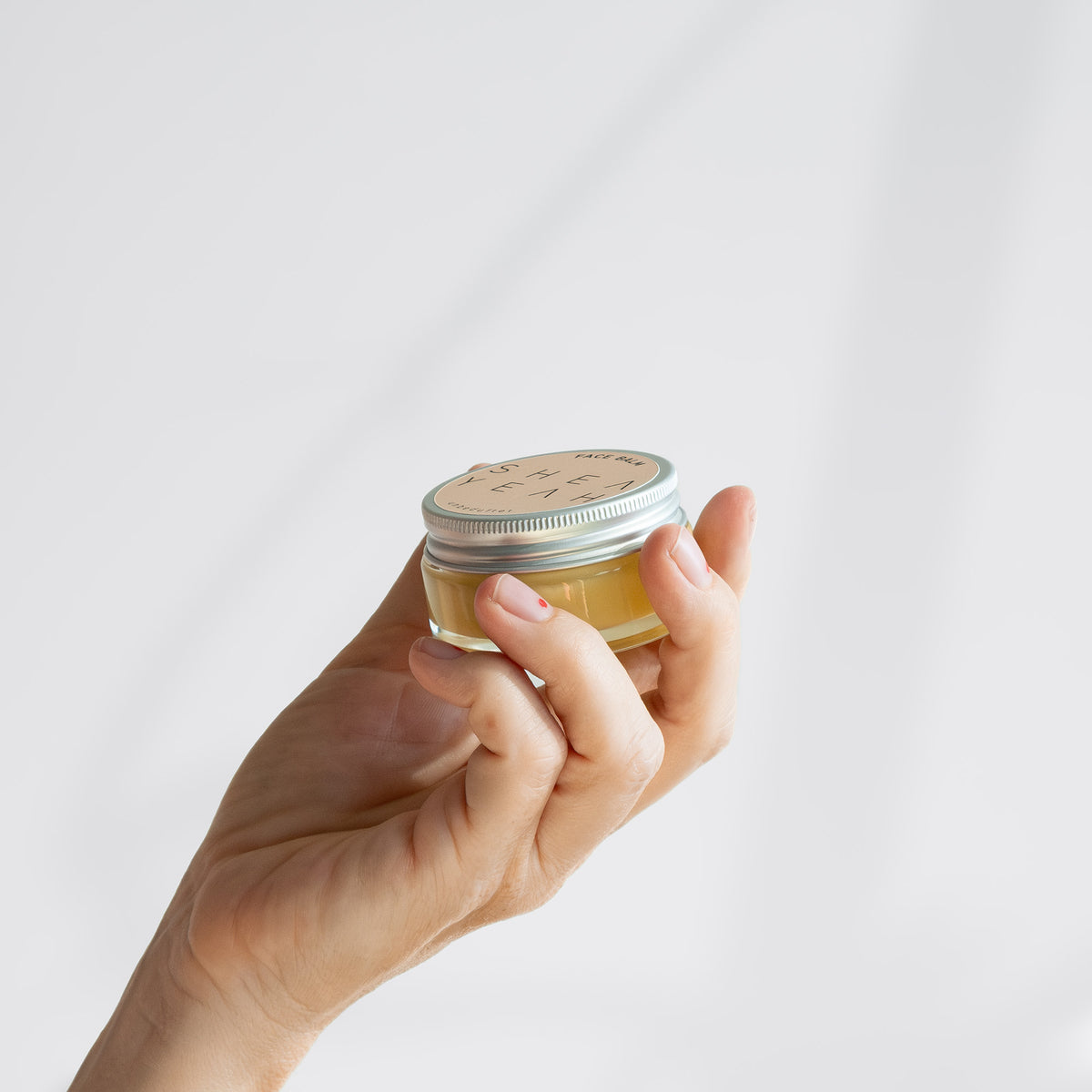Shea Yeah Face Balm unbeduftet in der Hand gehalten.