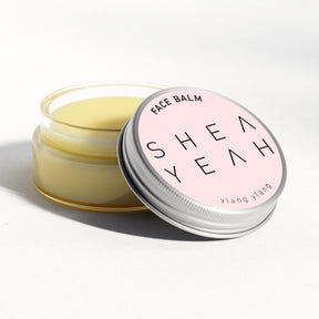 Shea Yeah Face Balm mit Ylang-Ylang-Duft im offenen Glas, Naturkosmetik mit Sheabutter.