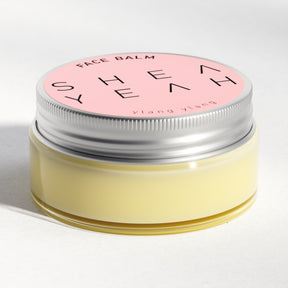 Shea Yeah Face Balm mit Ylang-Ylang-Duft im geschlossenen Glas, Naturkosmetik mit Sheabutter.